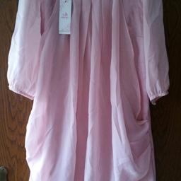 Schönes rosa Kleid mit Etikett in der Größe M-L.