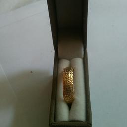 9ct gold wedding ring  brand new  beautiful ring bargain at £50