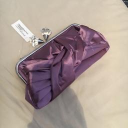 Purple clutch bag
With detachable chain strap