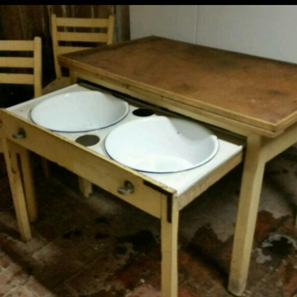 Alter Waschtisch Mit Schusseln