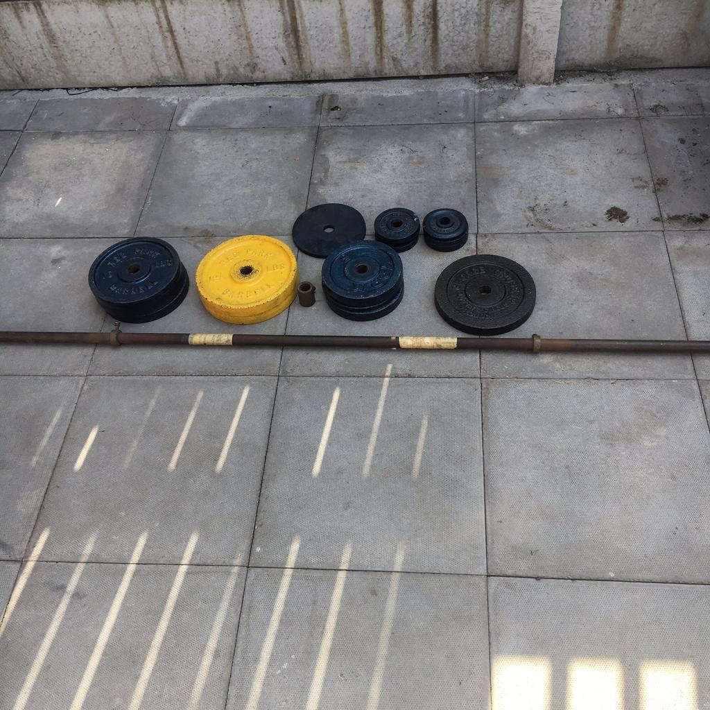 Metal barbell and weights in PR2 Preston für £ 40,00 zum Verkauf