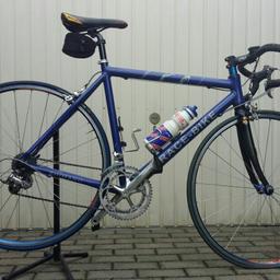 Ein sehr schönes Rennrad Farbe Blau.Ausstattung Karbon Gabel ,54er Rahmen.Fahrrad ist wie Neu .siehe Foto s mit Rechnung.