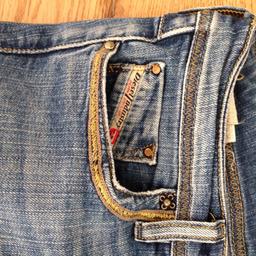 Blaue Damen Jeans von Diesel, gerader und hüftiger Schnitt mit gold Verzierung an den Hosentaschen
In gutem Zustand!
Neupreis lag bei 179€!