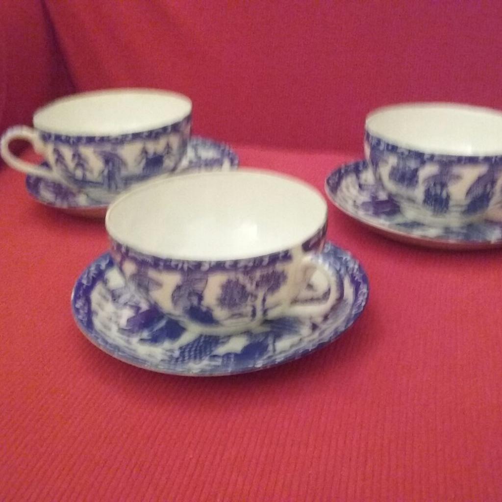 Tre stupende tazze da thè in porcellana giapponese . Si può notare la trasparenza della porcellana nella terza foto. Una quarta tazza rotta e riparata viene regalata unitamente ad altri tre piattini.