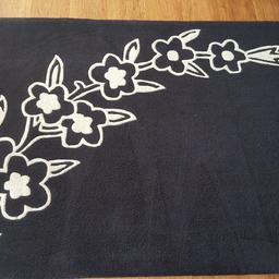 Large Black / Cream Floral Rug
Wool Mix
Hessian Backed
Approx 66" x 48"
