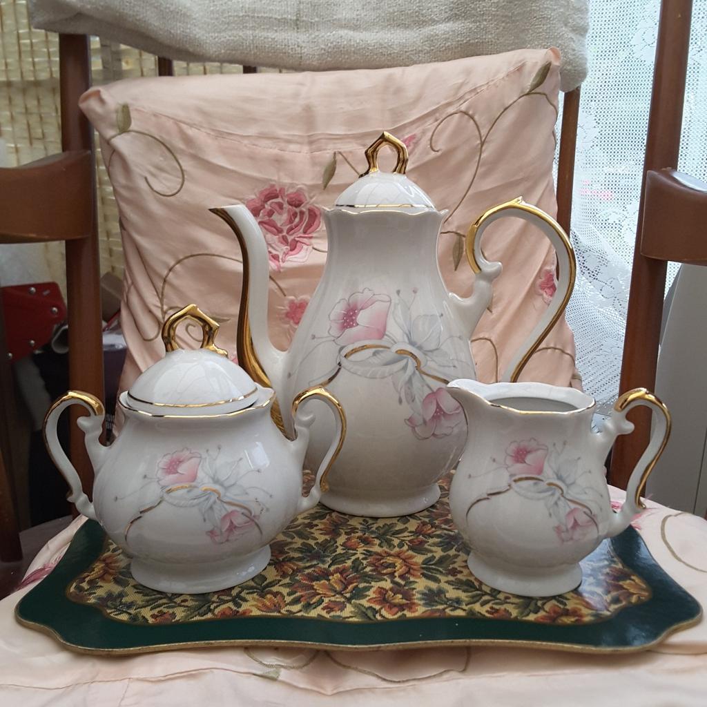 Vintage Teapot Set in SE9 London for £12.00 for sale Shpock