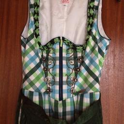 Kaum getragen mit 2 Schürzen (grün, blau), Taschen an den Seiten - verschließbar mit Zipp, Praktischer Zipp vorne, grünes Band für die Schnürung (selbe Farbe wie die grüne Schürze)
Dazu passende Bluse von Spieth & Wensky in Größe 36

1090 Wien