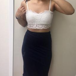 Size M
Great to wear with anything! Jeans, suorts, skirts.
Is a little too big for me as you can tell

Second picture shows there back