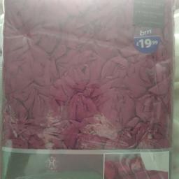 Here is a brand new king size satin bedding never been opened cost £19.99 colour is like a red/pinky/purple the photo of this is the colour of it I'm wanting £10.00 for this please (from Doncaster dn75bw)