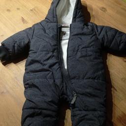 Baby winter Anzug größe 68 sehr gut erhalten nur an den händen (siehe Bilder) minimal kleine fussel kann Mädchen oder junge tragen habe es für meinen Jungen genommen