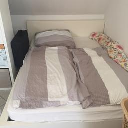 Bett von Ikea. 1,40x2,00m
Mit Gebrauchspuren. Inklusive Rost. 
Bei Bedarf geben wir noch die Matratze (gebraucht) und Spannbettlaken (zum Teil unbenutzt dazu). 

Nur Selbstabholer