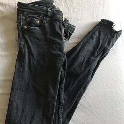 Svarta ripped (på knäna) jeans i storlek 36