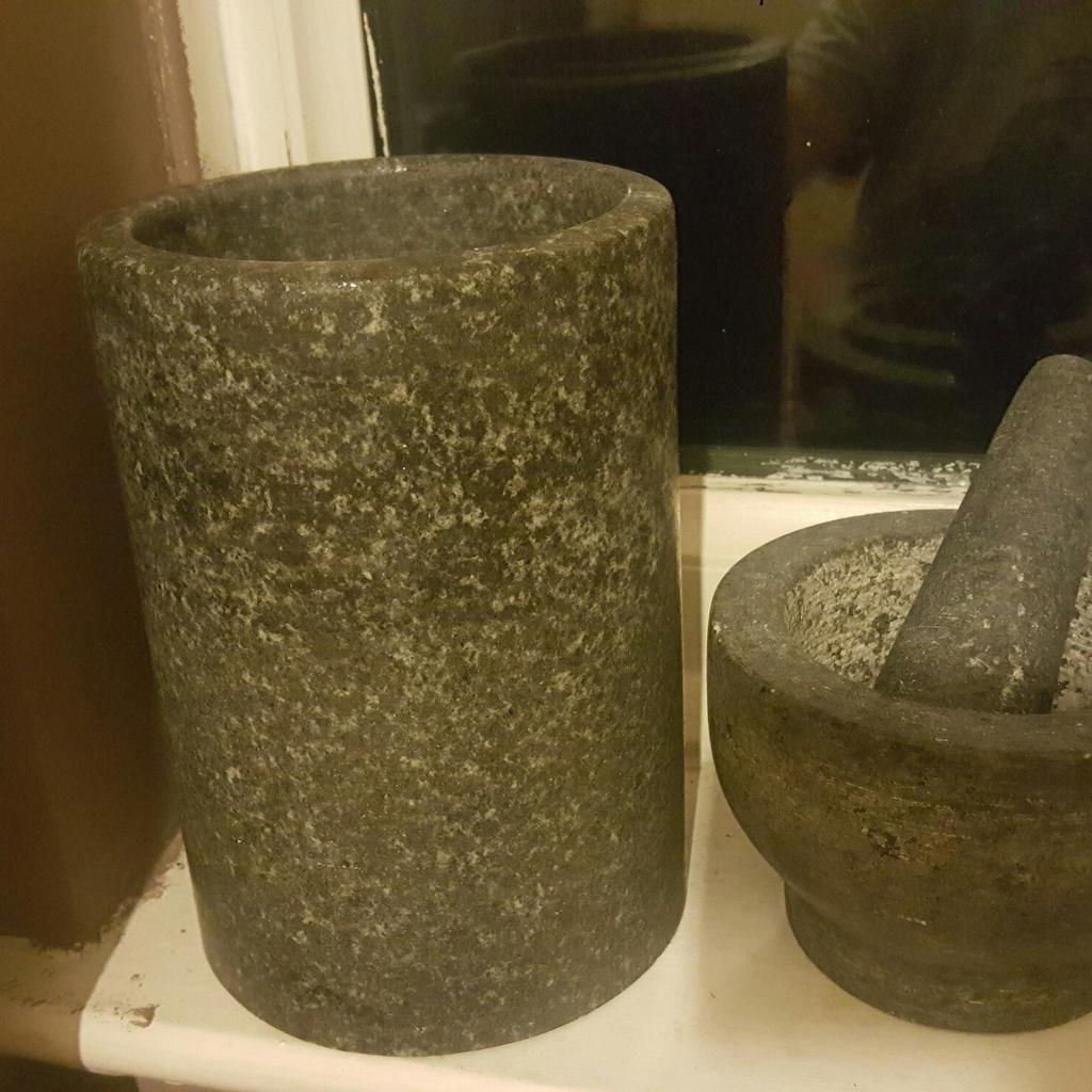 Granite pestal and mortar and utensil holder in DA11 Northfleet for £10