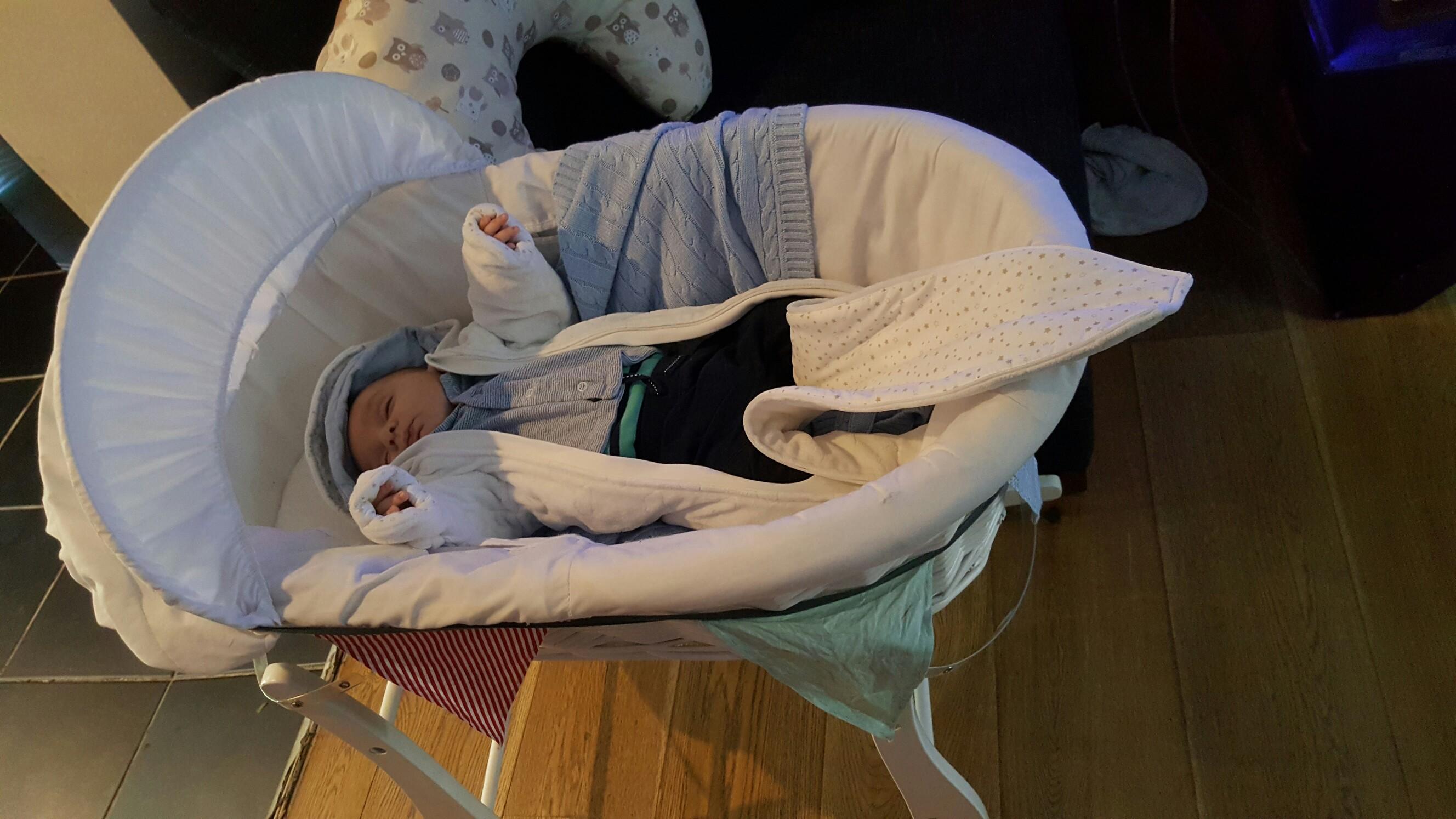 Large moses basket with rocking stand in N1 London für 20,00 £ zum