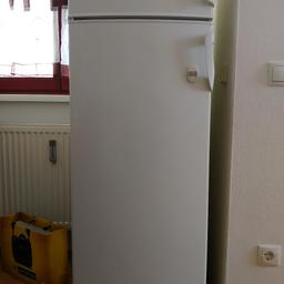 Ich verkaufe ein Kühlschrank mit Gefrierfach,wegen neukauf.Leuft einwandfrei nur der Türgrif wurde zugeschraubt (sehe Foto) 160 cm groß und 55 breit.