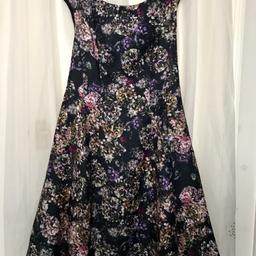 Immaculate condition.. slightly heavier fabric, so perfect for late summer/early autumn.
Gorgeous hydrangea pattern on black background.  I accept PayPal and will post if buyer covers cost.