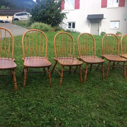 Verkaufe 6 Stück alte Holzstühle. Preis für beide zusammen.