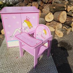 Einen Puppen Schrank und Stuhl von little princess wenig bespielt