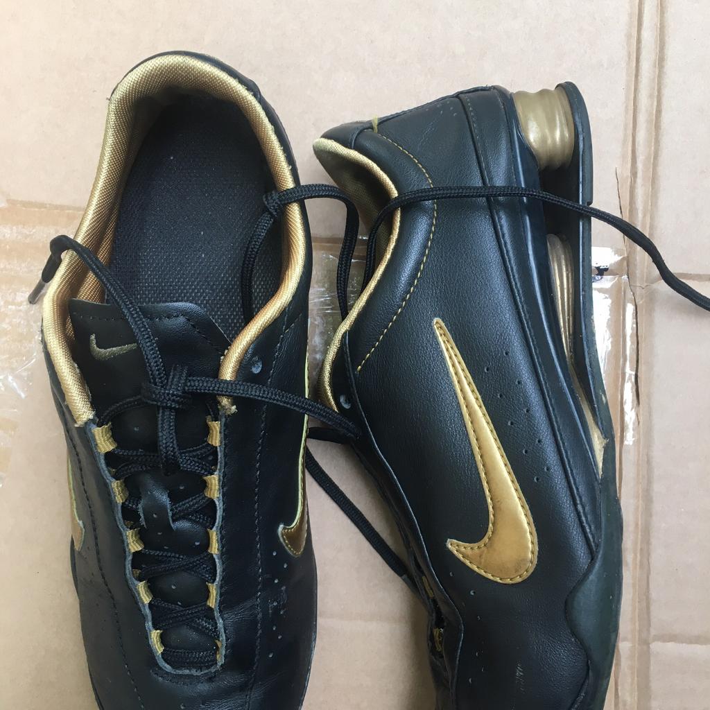 Nike shox nere outlet oro