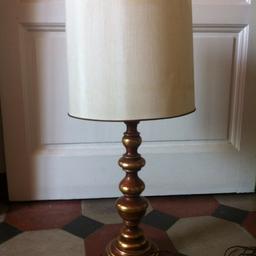 Grande lampada h. 70 cm., artigianato fiorentino, base in legno dorato anticato, cappello in tessuto discrete condizioni