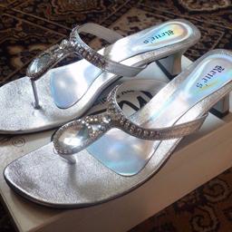 Here is a Renes Size 5 Womens sandle shoes which is size 5,

they are brand new and unworn and boxed
