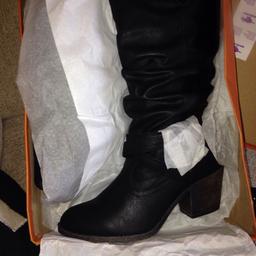 Brand new black boots size 7 never worn still in box worth 80£