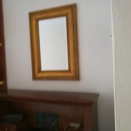 Vendo scrittoio il mobiletto angolare specchio con cornice in foglia d'oro e mobiletto quadrato 60 × 40 × 40.