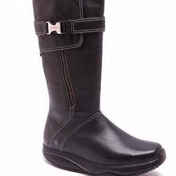 FANTASTIC CHRISTMAS GIFT!!
*REDUCED* NOW £40.00
MBT soft leather, mid calf zip up toning boots.
Zips on both sides with clasp & velcro. Slight scratching on metal clasp as shown on pic 2
Brand new but no box
From non smoking home
RRP £200+