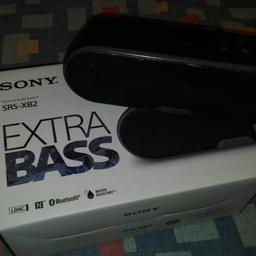 Cassa acustica della Sony molto potente con pulsante Extra Bass per dei bassi più profondi.La batteria ha una durata i 12h ed è resistente all'acqua.Perfettamente funzionante.Ha pochissimi graffi.Vendo per inutilizzo