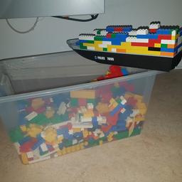 Eine ganze Kiste mit lego-steinen
mit einem schiff als vorlage