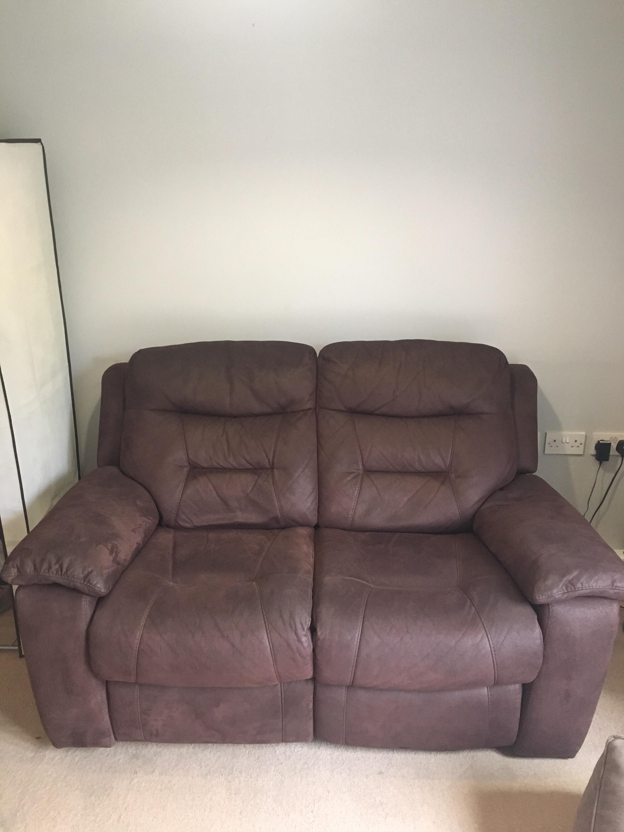 Chocolate brown 2 seater recliner sofa DFS in CR3 Warlingham für 80,00