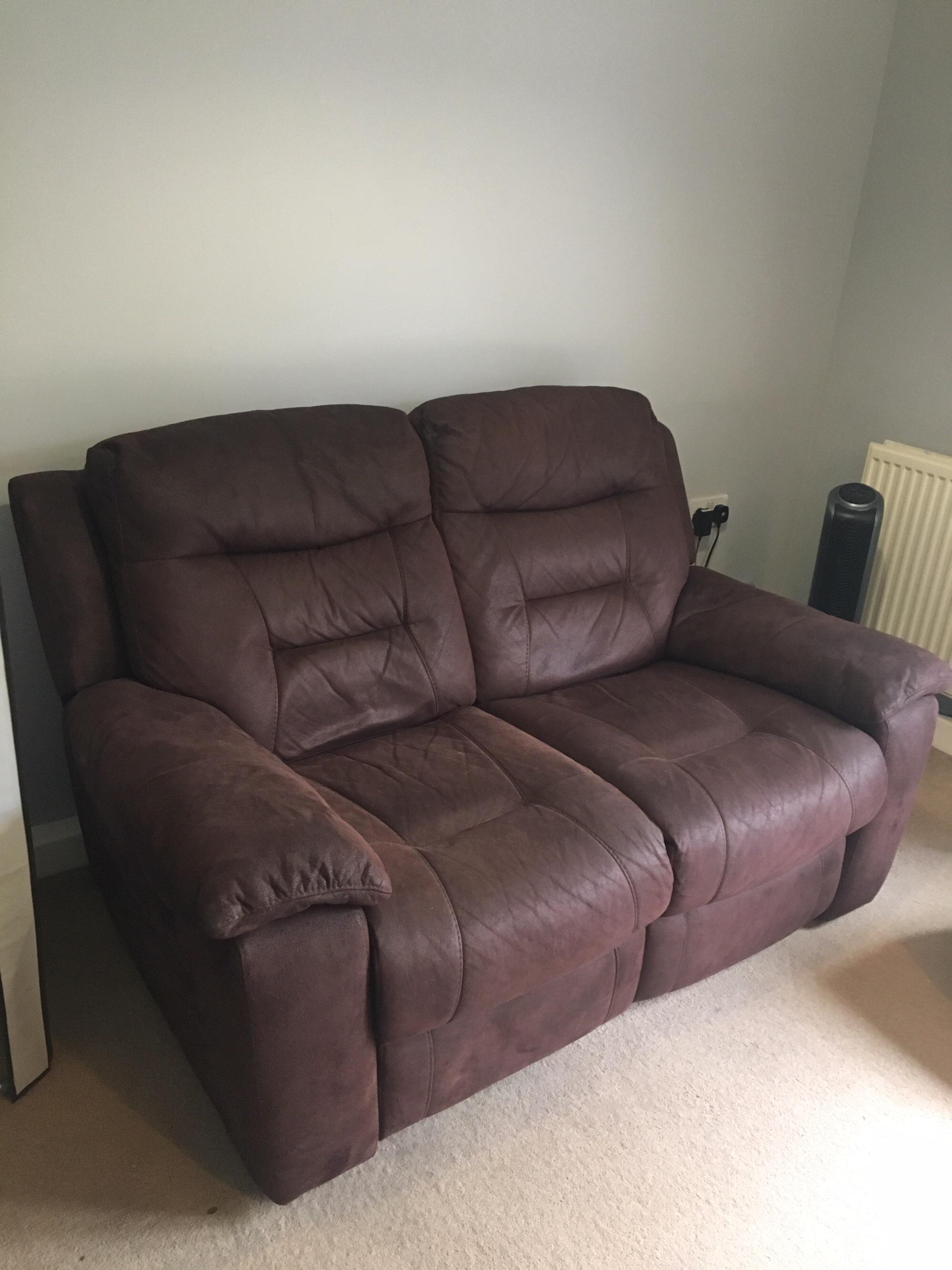 Chocolate brown 2 seater recliner sofa DFS in CR3 Warlingham für 80,00