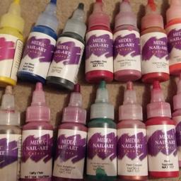 44 bottles of spray ink and 32 stensils.
All of the ink bottles have been used and 5 of the stensils are also used.
I have also now found another lot of inks. Approximately another 20.