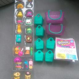 25 Shopkins with 6 bags and 2 baskets. It also comes with a list of all the Shopkins