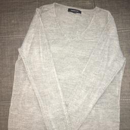 grauer Pullover mit einem V Ausschnitt
Größe 40