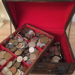 Viele Münzen; u.a. österr. Schilling, ital. Lire etc 
Bestimmt die ein oder andere Münze für den Sammler dabei. Nur die ganze Truhe abzugeben. 
Nur Abholung (doch recht schwer)