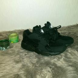 Nike air huarache triple black sz 8uk
New without box
Can post for £4.99

Please check out my other items