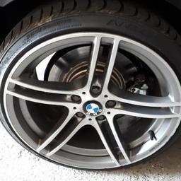 Verkaufe Original BMW Performance Felgen in 19 Zoll mit sehr guten Reifen vorne 225 35 19 und hinten 255 30 19 die Felgen haben keinen Schlag haben aber leichte randstein Schäden aber nichts schlimmes würde auch gegen 18 Zoll tauschen