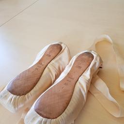Balletequipment  Größe 7 

Sohle Leder Material Satin  

Inkl Spitzenschoner

NUR  Kurze Zeit getragen 

VB 23,-