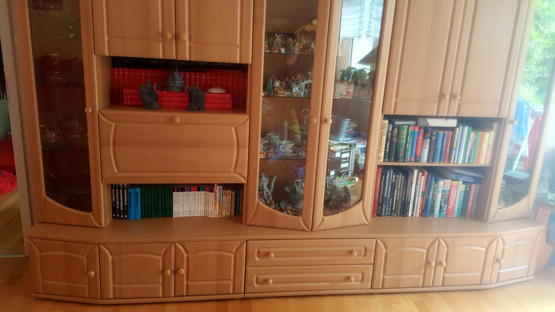 Der Wohnzimmerschrank Buche: Ein Klassiker für Gemütlichkeit und Stil