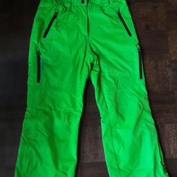 Schöne Ski- bzw. Snowboardhose der Marke Anzoni zu verkaufen:
- Damenhose
- Größe 42
- Farbe: grün

Die Hose wurde kaum getragen und ist in einem sehr guten Zustand. Außerdem hat sie mehrere Reißverschlusstaschen.

Verkauf, da sie leider nicht passt.

Privatverkauf, keine Gewährleistung oder Umtausch
