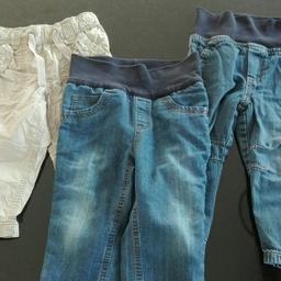 3 Schlupfhosen
2 Jeans ( Gr.74/80, 86 )
Hose in Beige kann zu kurzer Hose umfunktioniert werden, Gr. 80
Gebraucht