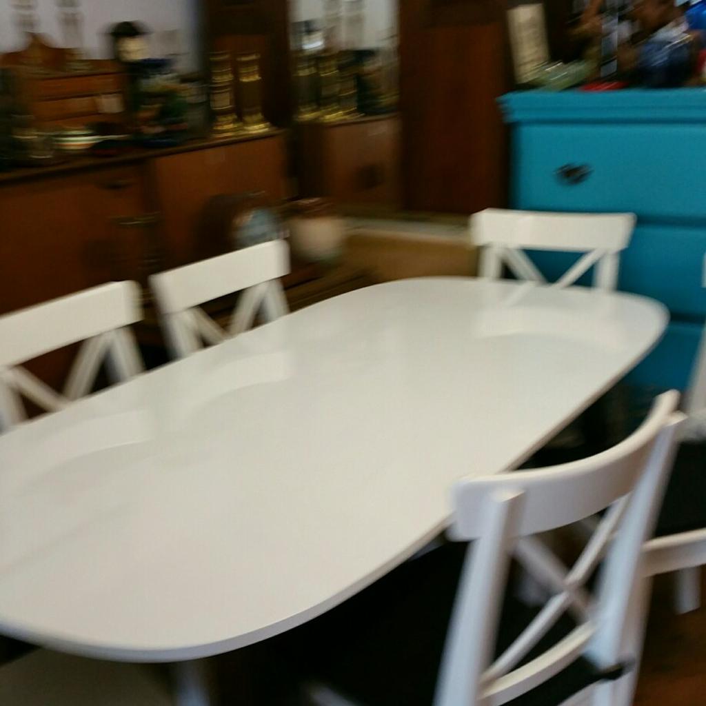 High gloss table and 6 chairs in SM6 Wallington für 220,00 £ zum