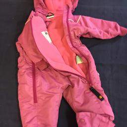 Warmer, wasserfester Schneeanzug von JAKO-O in pink.
Sehr gut erhalten, inkl. Schuhe zum Anknöpfen. Größe 80/86