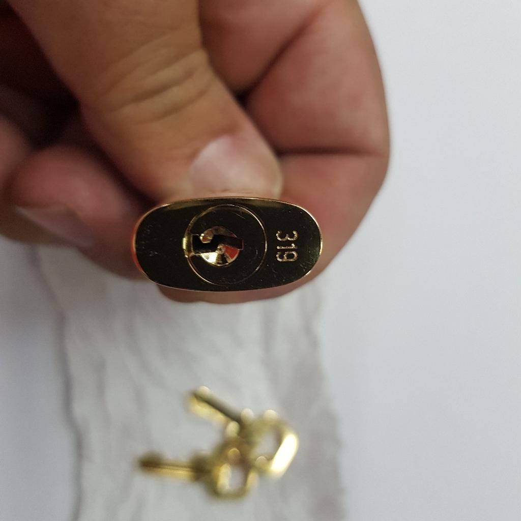 全新不議價Louis Vuitton 最小圓餅PETITE BOÎTE CHAPEAU NECKLACE M68570, 名牌, 服裝-  Carousell
