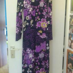 Dieses bodenlange Kleid stammt noch aus den 70er Jahren.Top Zustand gr.36 Violett lila dunkelblau Polyester . Versandkosten werden nicht übernommen