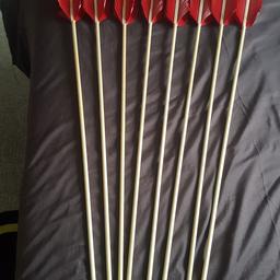 8 Reactment arrows with feathers and nocks
Plus quiver excellent condition 
Collection only