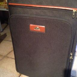 Gebrauchter gut erhaltener Samsonite Koffer schwarz/braun zu verkaufen
Masse: Breite: 41cm, Höhe: 60cm, Tiefe: 21 cm