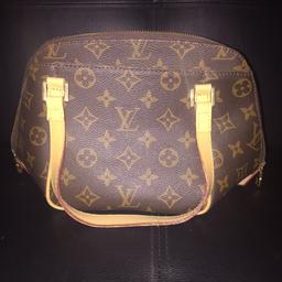 Louis Vuitton Paris handbag
Great condition
Never used
1 zip compartment and 2 side pockets
Made in France