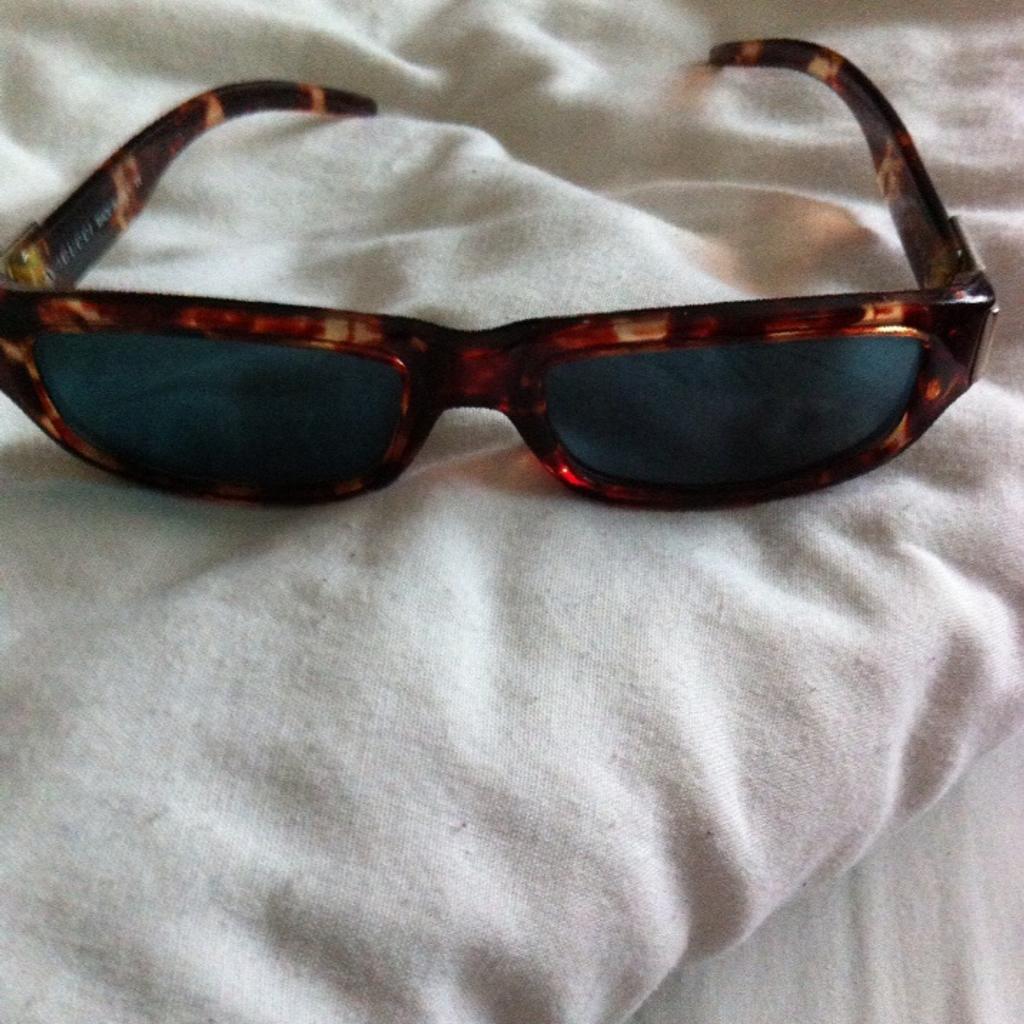 Classic vintage Tortoise shell sunglasses no scratches on lens (circa 1990s) good condition
NO OFFERS
PayPal only postage extra